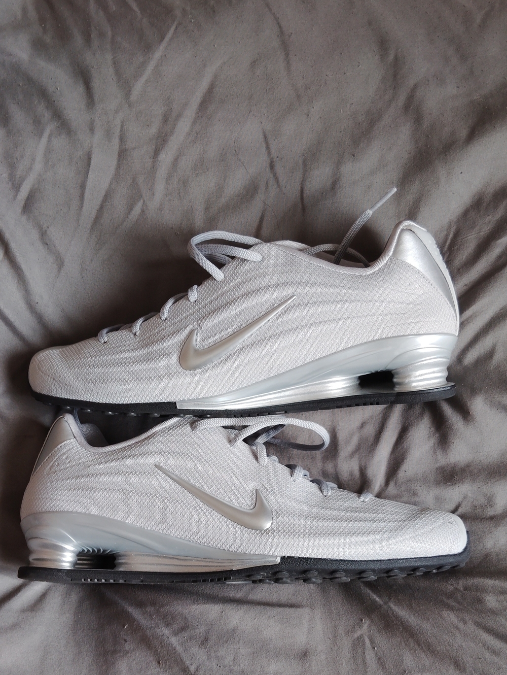 Women Nike Shox Z metallic silver shoes. Size 10. Great condition. Only worn onc